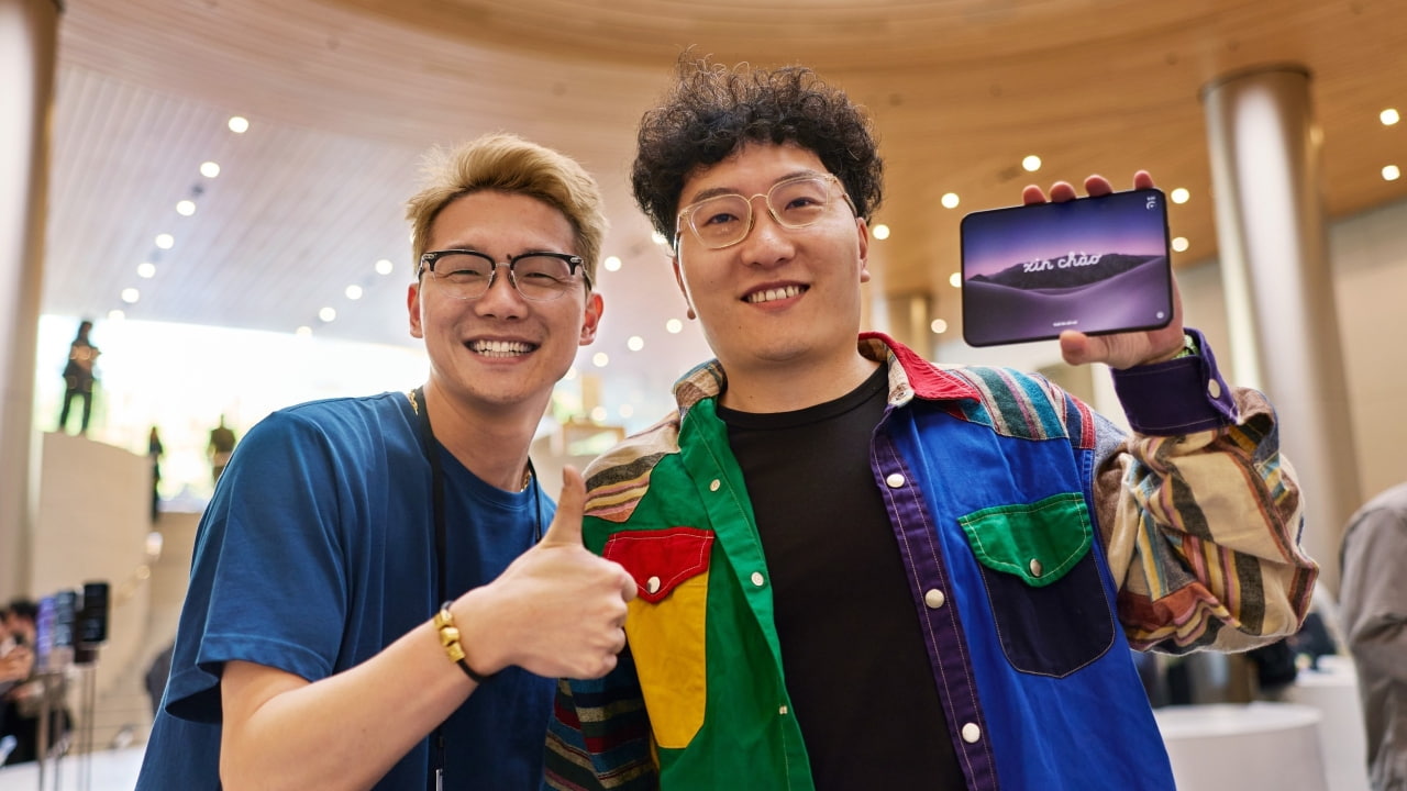 iPhone Duo Launches in Stores Worldwide [Photos]