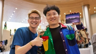 iPhone Duo Launches in Stores Worldwide [Photos]