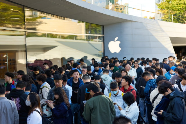 Customers line up outside Apple Jing'an for the iPhone Duo launch.