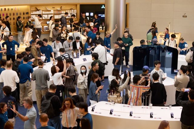 Customers and team members inside Apple Jing'an on iPhone Duo launch day.