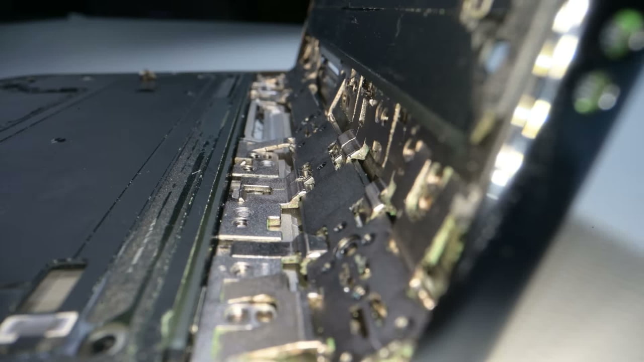 iFixit Investigates iPhone Duo Screen Failures, Points to Possible Hinge Issue [Video]