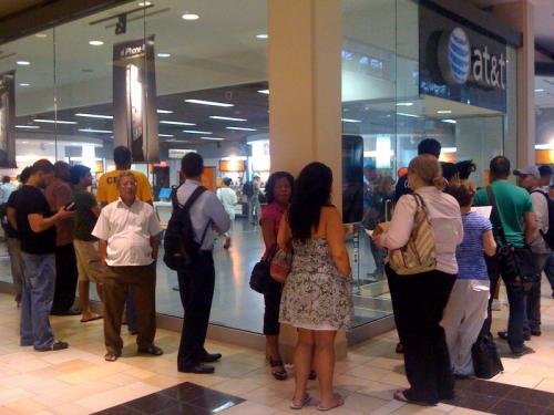 iPhone 4 Lines Form at AT&amp;T Stores as Walk-in Sales Begin