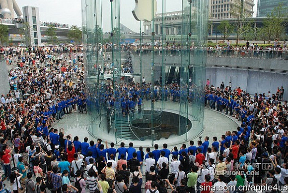Large Crowds Gather for Apple Shanghai Store Opening