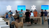 There is a Horse in the Apple Store [Photo]