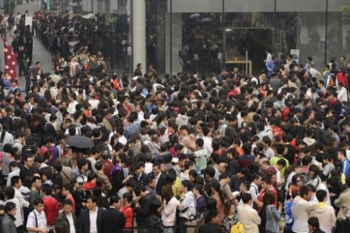 Huge Lineups for the iPhone 4 in China [Video]