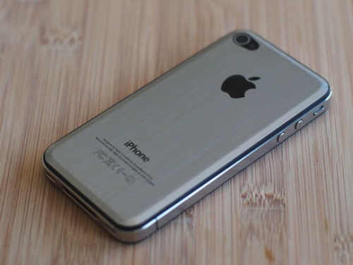 Reemplaza la cubierta trasera de tu iPhone 4 con una nueva cubierta Metálica
