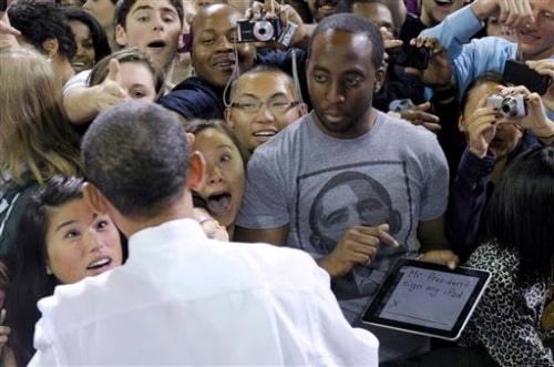 Obama Signs Autograph on iPad [Video]