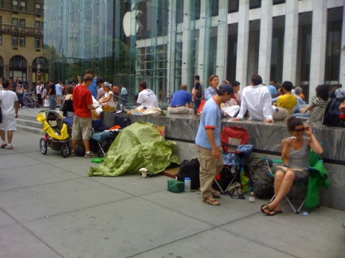 Lineup for Apple 3G iPhone Begins Already!