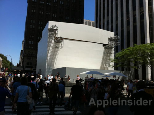 Apple Covers Fifth Ave Store Glass Cube With a Giant Tarp Cube
