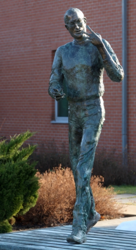 Bronze Statue of Steve Jobs Unveiled in Budapest