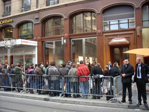 Apple Store Opens in Geneva, Switzerland