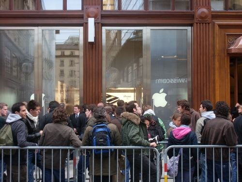 Apple Store Opens in Geneva, Switzerland