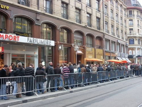 Apple Store Opens in Geneva, Switzerland