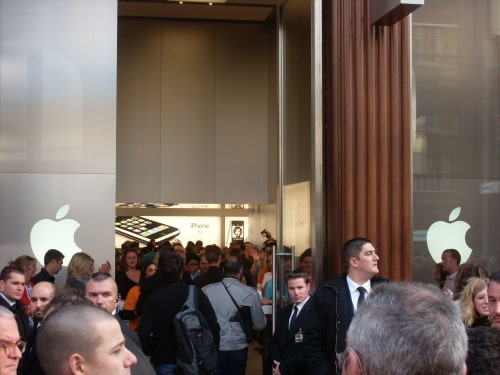 Apple Store Opens in Geneva, Switzerland