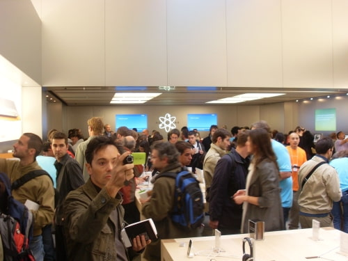 Apple Store Opens in Geneva, Switzerland