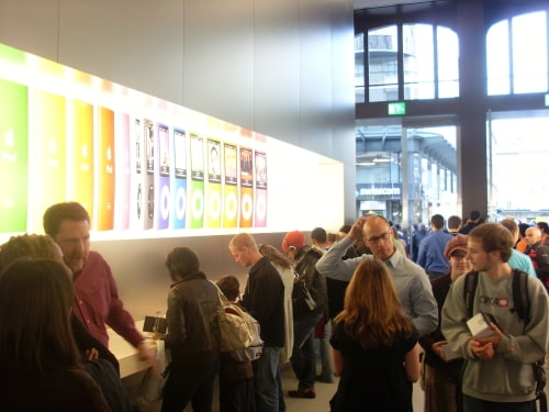 Apple Store Opens in Geneva, Switzerland