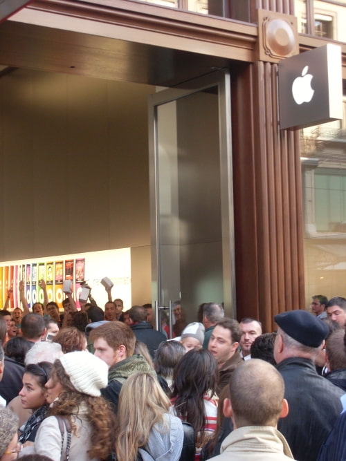 Apple Store Opens in Geneva, Switzerland