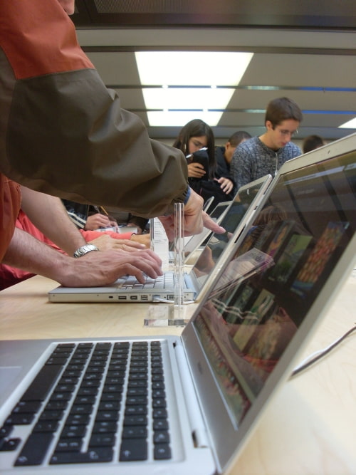 Apple Store Opens in Geneva, Switzerland