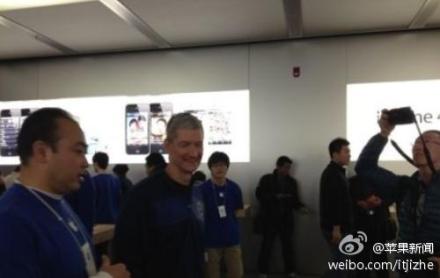 Apple CEO Tim Cook Tours Beijing Apple Store [Photos]