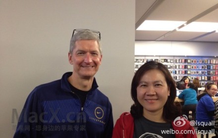 Apple CEO Tim Cook Tours Beijing Apple Store [Photos]