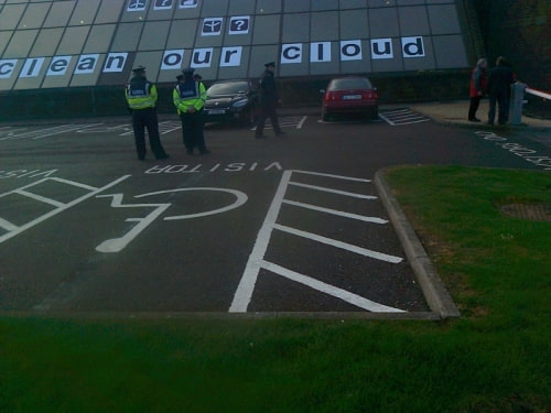 Greenpeace Activists Protest From Roof of Apple&#039;s Irish Headquarters