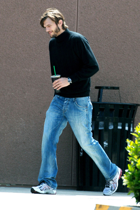 Check Out Ashton Kutcher Dressed as Steve Jobs [Photos]