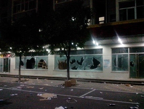 Massive Riot Forces Foxconn Factory to Shut Down [Video]