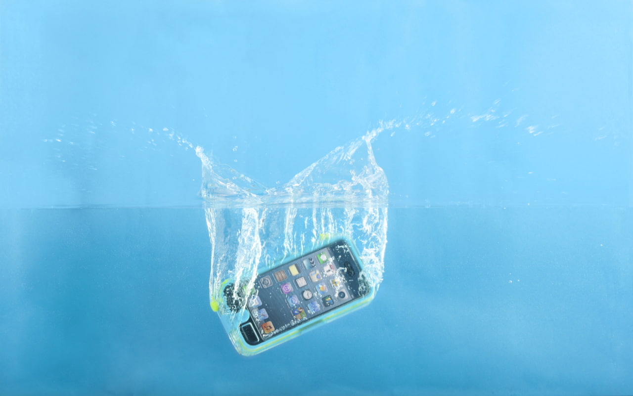 Редми упал в воду. Телефон в воде. Смартфон под водой. Смартфон упал в воду. Айфон в воде.