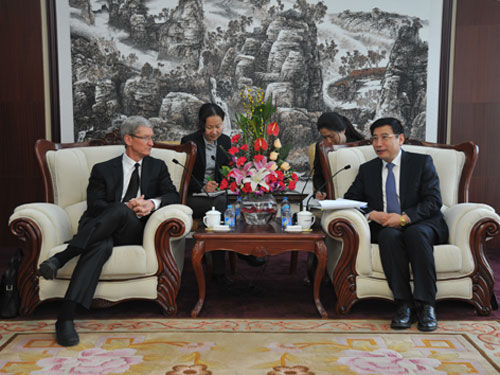 Tim Cook Visits China, Meets With High-Level Officials