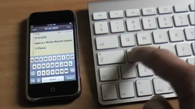 Bluetooth Keyboard and iPhone [Video]