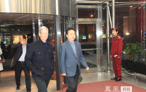 Apple CEO Tim Cook Spotted Meeting With China Telecom in China [Photos]