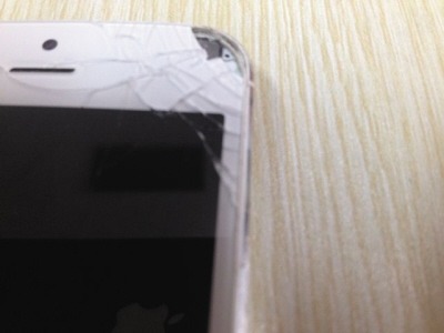 iPhone 5 Explodes Scratching Woman&#039;s Cornea