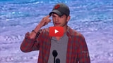 Ashton Kutcher Channels Steve Jobs for Teen Choice Award Acceptance Speech [Video]