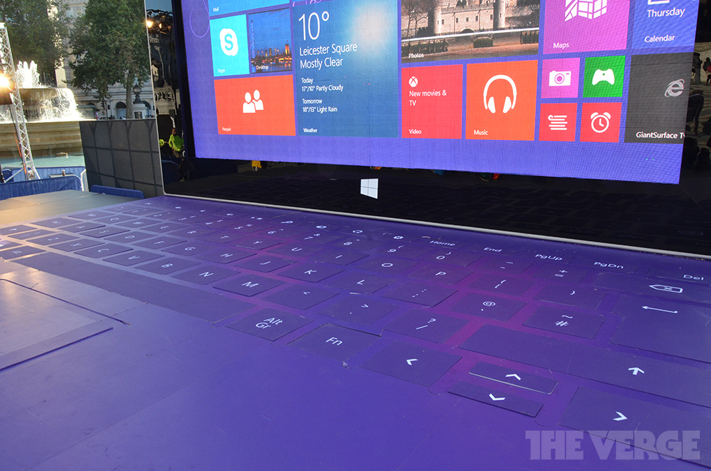 Microsoft Erects Giant Surface Tablet in Trafalgar Square, London [Photos]