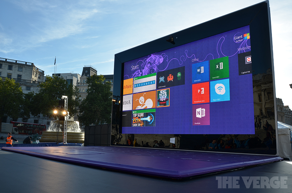 Microsoft Erects Giant Surface Tablet in Trafalgar Square, London [Photos]