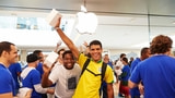 Tim Cook Says 'Obrigado' to 1700 Customers Who Lined Up for Opening of Brazil's First Apple Store