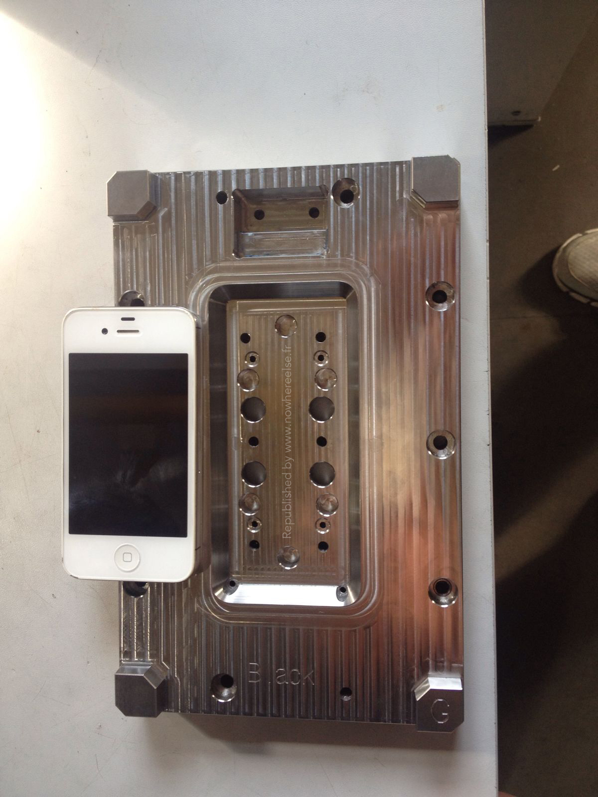 Newly Leaked iPhone 6 Mold Reveals 4.7-Inch Display? [Photo]