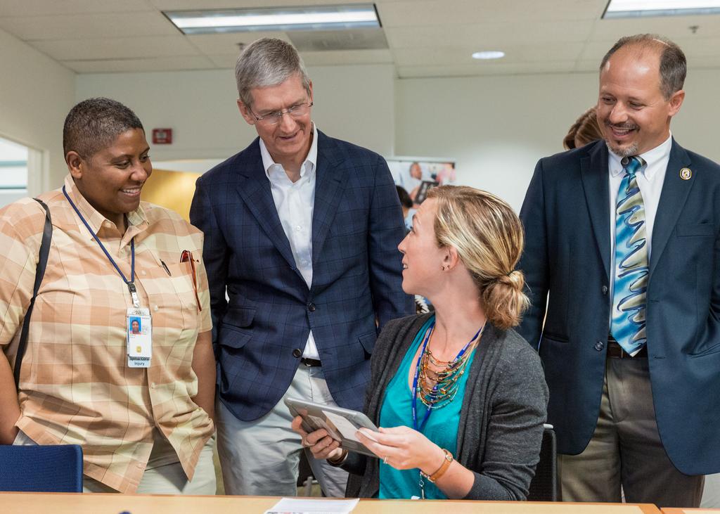 Tim Cook Visits VA Palo Alto Hospital Where iPads Are Used to Help Treat Veterans