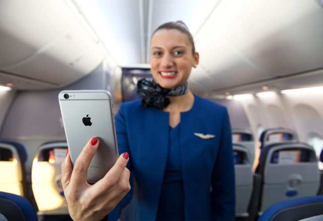 United Airlines to Equip Its 23,000 Flight Attendants With Apple&#039;s iPhone 6 Plus