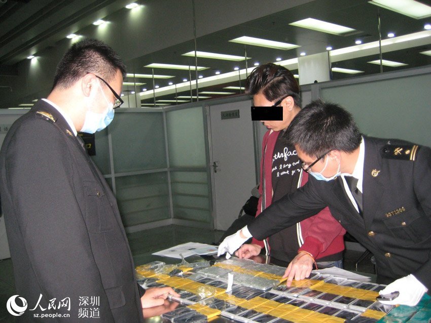 Chinese Smuggler Caught With 94 iPhones Strapped to His Body [Photos]