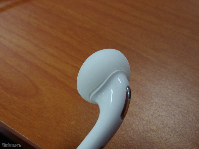 Leaked Samsung Galaxy S6 Headphones Look a Lot Like Apple EarPods [Photos]