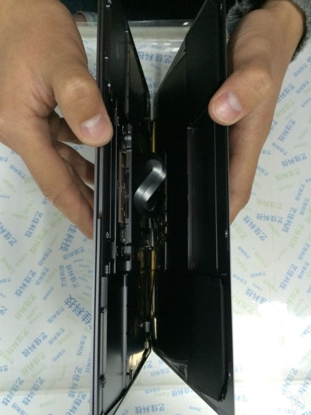 Early Teardown of the New 12-Inch Retina MacBook [Photos]