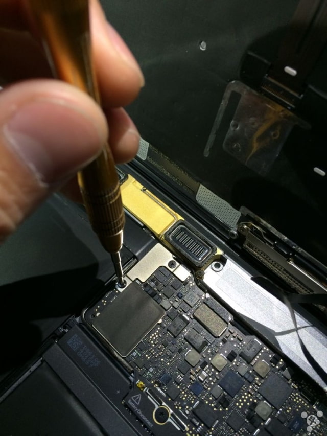 Early Teardown of the New 12-Inch Retina MacBook [Photos]