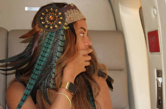 Beyonce is Wearing a Gold Apple Watch Edition With a Gold Link Bracelet [Photos]