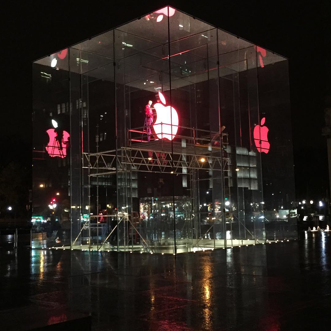 Apple Store Logos Light Up Red in Support of World AIDS Day 2015 [Photos]