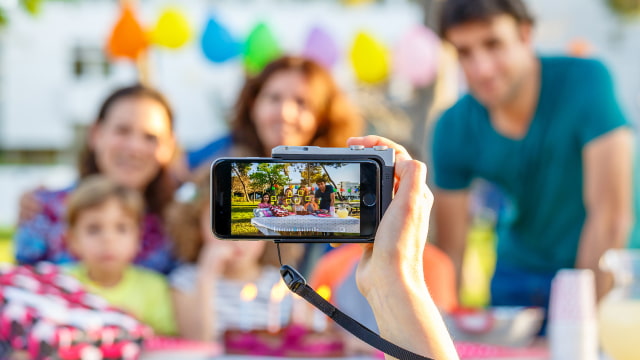 Pictar is a DSLR Style Camera Grip for Your iPhone