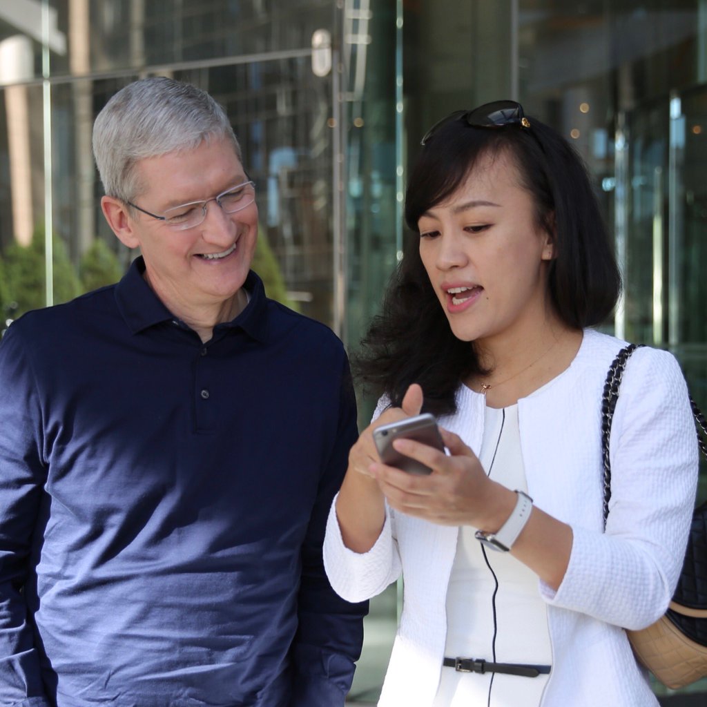 Tim Cook Visits China, Takes Didi Chuxing Car to Apple Store