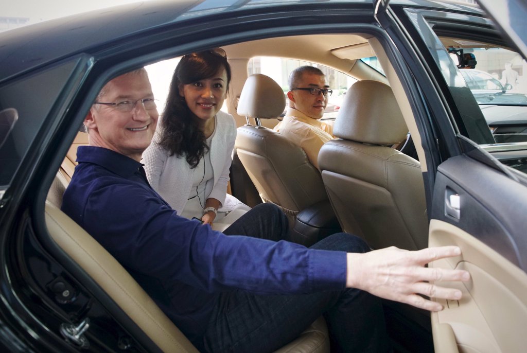 Tim Cook Visits China, Takes Didi Chuxing Car to Apple Store