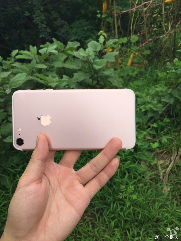 Alleged iPhone 7 and iPhone 7 Plus Images Leak Again Keeping Smart Connector Rumor Alive [Photos]