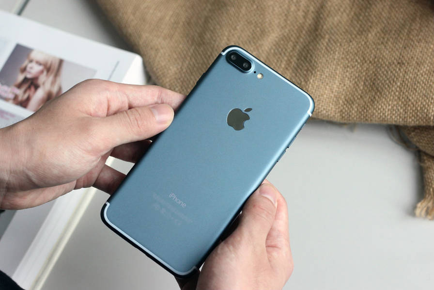 New Photos of Alleged Working Dark Blue iPhone 7 Plus  [Images]